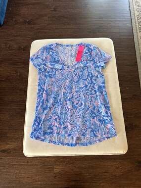 Lilly Pulitzer Etta V-Neck Tee in Boca Blue Sea What I Sea